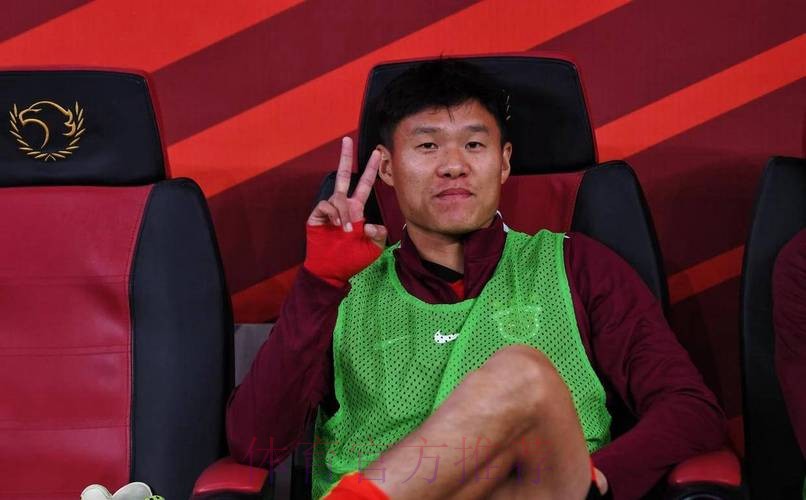 上海海港官方：李昂离队加盟大连英博，曾随队获中超三连冠