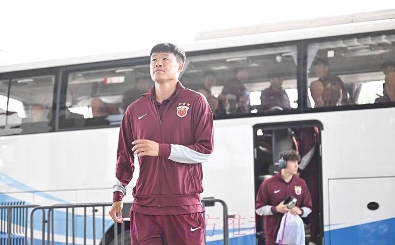 上海海港官方：李昂离队加盟大连英博，曾随队获中超三连冠